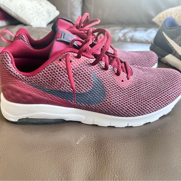 Men’s Nike Sneakers - Picture 3 of 5